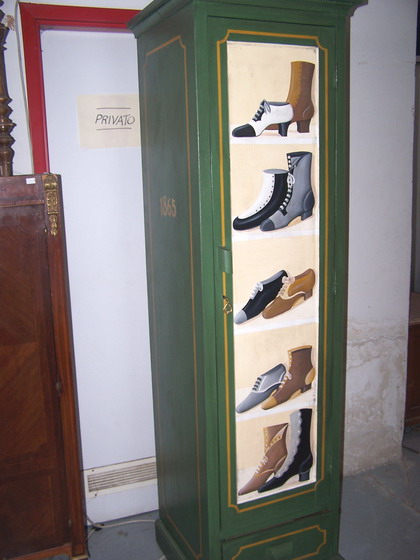 n.Colonna dipinta scarpe, dimensioni 59x54x206, anno 1950 ca., provenienza Inghilterra