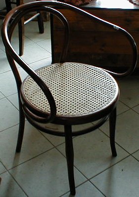 n.Poltrona Thonet, dimensioni 54x50x80, anno primo '900 ca., faggio, provenienza Italia