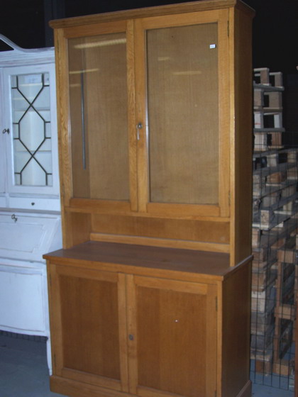 n.Credenza con alzata, dimensioni 109x47x215, anno 1930 ca., rovere, provenienza Inghilterra